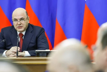 Thủ tướng Mikhail Mishustin điều hành một cuộc họp chính phủ. (Ảnh: TASS)