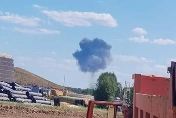 Khói bốc lên từ hiện trường vụ máy bay rơi. (Ảnh: RIA Novosti)