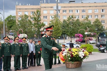 Đại tướng Phan Văn Giang và các đại biểu dâng hoa tại Tượng đài Chủ tịch Hồ Chí Minh ở Moskva. (Ảnh: XUÂN HƯNG)