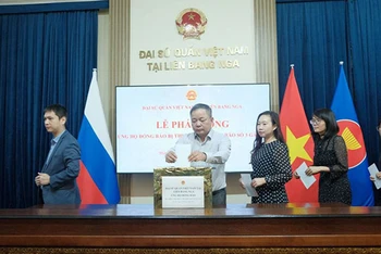 Cán bộ, nhân viên Đại sứ quán Việt Nam tại Liên bang Nga và các cơ quan bên cạnh Đại sứ quán quyên góp tiền ủng hộ đồng bào bị thiệt hại do cơn bão Yagi.