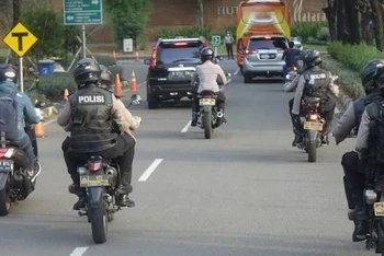 Lực lượng an ninh hộ tống xe chở U19 Việt Nam ra sân tập. (Nguồn: VFF)