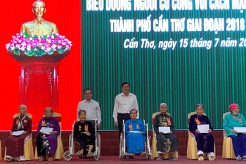 Lãnh đạo thành phố Cần Thơ tặng quà các Mẹ Việt Nam Anh hùng nhân Ngày Thương binh-Liệt sĩ. (ẢNH: THANH TÂM)
