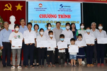 Đại diện lãnh đạo Tổng Công ty Sonadezi trao tiền hỗ trợ đợt đầu tiên cho các em mồ côi cha, mẹ vì dịch Covid-19 tại huyện Định Quán.