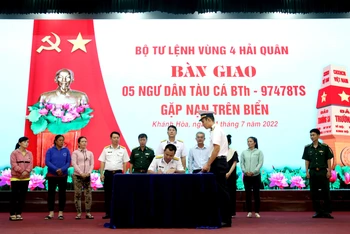 Đại diện Bộ Tư lệnh Vùng 4 Hải quân ký biên bản bàn giao 5 ngư dân trên tàu cá bị nạn cho đại diện Bộ Chỉ huy Bộ đội Biên phòng tỉnh Bình Thuận và Ủy ban nhân dân thành phố Phan Thiết.