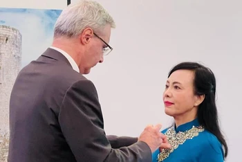 Đại sứ Nicolas Warnery thừa lệnh Tổng thống Pháp trao Huân chương Bắc Đẩu Bội tinh cho PGS, TS Nguyễn Thị Kim Tiến. 