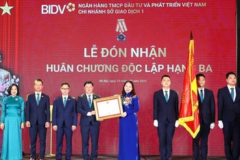 Phó Chủ tịch nước Võ Thị Ánh Xuân trao Huân chương Độc lập hạng Ba tặng BIDV Chi nhánh Sở giao dịch 1.