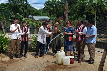 Đại diện nhà tài trợ bàn giao giếng nước sạch cho đồng bào huyện miền núi Vân Canh.