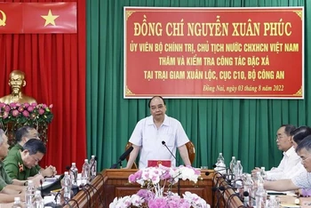 Chủ tịch nước Nguyễn Xuân Phúc làm việc với Ban Giám thị Trại giam Xuân Lộc. (Ảnh: TTXVN)