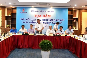 Phó Tổng Giám đốc PVN Đỗ Chí Thanh phát biểu tại tọa đàm.
