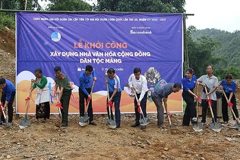 Đại diện Trung ương Hội Liên hiệp Thanh niên Việt Nam và các đơn vị liên quan cùng khởi công xây dựng Nhà văn hóa cộng đồng dân tộc Mảng dưới cơn mưa sáng 6/8.