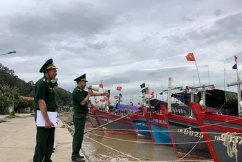 Bộ đội Biên phòng Thanh Hóa đôn đốc, hướng dẫn ngư dân neo đậu tàu thuyền an toàn.