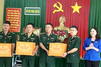 Phó chủ tịch nước Võ Thị Ánh Xuân tặng quà cho cán bộ, chiến sĩ Đồn Biên phòng Sê-Rê-Pốk.