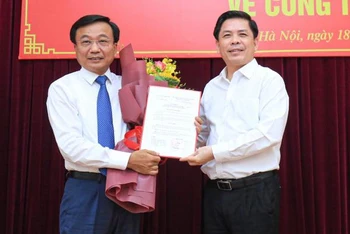 Thừa ủy quyền Thủ tướng Chính phủ, Bộ trưởng Nguyễn Văn Thể trao quyết định của Thủ tướng Chính phủ bổ nhiệm ông Nguyễn Danh Huy.