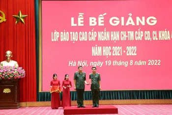 Thượng tướng Trần Việt Khoa trao giấy chứng nhận tốt nghiệp cho học viên.