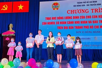 Các em học sinh nhận bảo trợ của Quỹ “Vì tầm vóc Việt”.