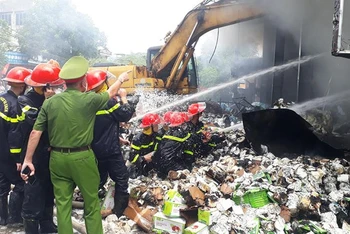 Lực lượng phòng cháy, chữa cháy tỉnh Tuyên Quang tích cực dập lửa.