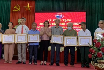 Trao Huy hiệu Đảng cho 13 đảng viên xã Đông Động (huyện Đông Hưng, tỉnh Thái Bình) chiều 29/8.