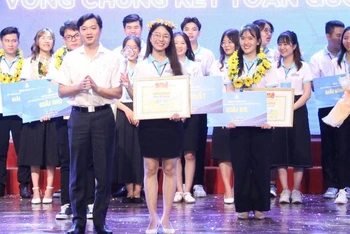 Trao giải Nhất Thủ lĩnh sinh viên toàn quốc cho Nguyễn Thị Châu Anh.
