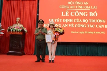 Thiếu tướng, Giám đốc Công an tỉnh Gia Lai Rah Lan Lâm trao quyết định cho Phó Giám đốc Công an Gia Lai Ksor H’Bơ Khắp.