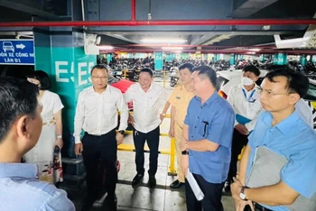 Đoàn Ủy ban An toàn giao thông quốc gia kiểm tra thực tế khu vực xe ta-xi, xe công nghệ đón hành khách tại sân bay Tân Sơn Nhất.