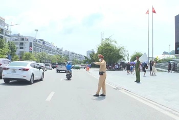 Lực lượng công an thành phố Hạ Long tổ chức ứng trực phân luồng giao thông, bảo đảm trật tự an toàn giao thông trong dịp nghỉ lễ Quốc khánh 2/9.