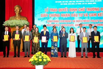 Đồng chí Nguyễn Văn Sơn, Chủ tịch UBND tỉnh Tuyên Quang trao Thỏa thuận hợp tác khai thác phát triển du lịch cho các công ty, tập đoàn.