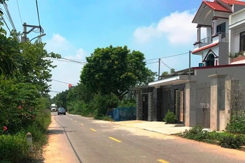Tuyến đường liên xã qua địa bàn xã Đồng Phú (huyện Chương Mỹ) - xã vừa được công nhận đạt chuẩn nông thôn mới nâng cao.