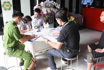Công an quận Thanh Khê và các đơn vị chức năng kiểm tra tại Cơ sở kinh doanh Karaoke Camel (phường Thanh Khê Đông, quận Thanh Khê).