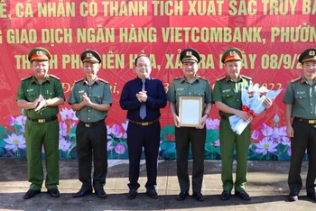 Đồng chí Quản Minh Cường trao Thư khen của Tỉnh ủy Đồng Nai cho lãnh đạo Công an tỉnh.