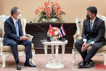 Thị trưởng Bangkok Chadchart Sittipunt (bên phải) trong cuộc gặp.