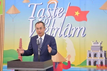 Đại sứ Phan Chí Thành phát biểu tại Lễ khai mạc Taste of Viet Nam.