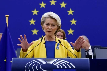 Chủ tịch Ủy ban Châu Âu Ursula von der Leyen trình bày về tình hình Liên minh châu Âu trước Nghị viện. (Ảnh: REUTERS) 
