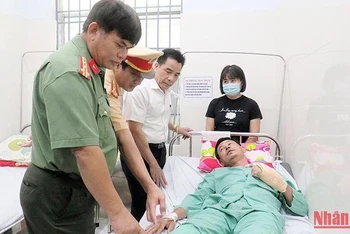 Phó Bí thư Thường trực Tỉnh ủy Quảng Nam Lê Văn Dũng thăm hỏi, động viên Thiếu tá Hồ Đức Thuận.