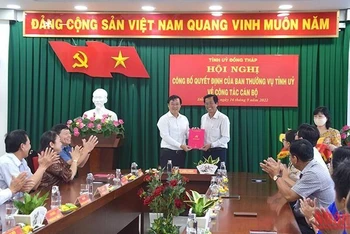 Đồng chí Lê Quốc Phong trao quyết định cho đồng chí Nguyễn Ngọc Thương. (Ảnh: HỮU NGHĨA)