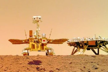 Hình ảnh tàu thăm dò tự hành Chúc Dung di chuyển trên bề mặt sao Hỏa. (Ảnh: Tân Hoa Xã)