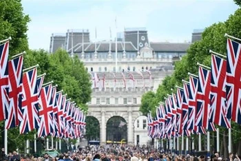 Quốc kỳ Anh được trang hoàng dọc đại lộ The Mall ở London (Anh) ngày 1/6/2022 để chào đón Đại lễ Bạch kim kỷ niệm 70 năm Nữ hoàng Elizabeth II lên ngôi. (Ảnh: AFP/TTXVN) 