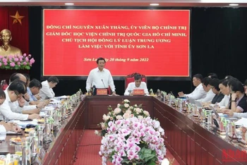 Đồng chí Nguyễn Xuân Thắng phát biểu tại cuộc làm việc.