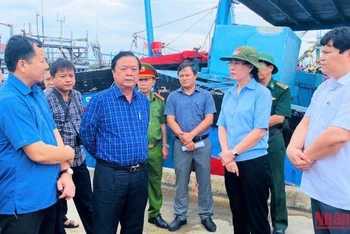 Bộ trưởng Lê Minh Hoan kiểm tra thực tế công tác ứng phó bão Noru tại cảng neo trú tàu thuyền Tịnh Hòa, Quảng Ngãi.