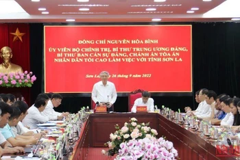 Đồng chí Nguyễn Hòa Bình phát biểu tại cuộc làm việc.