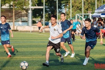 Nhờ việc xây dựng nhiều sân bóng đá mini, phong trào thể dục thể thao quần chúng trên địa bàn huyện Đông Anh (Hà Nội) ngày càng phát triển.