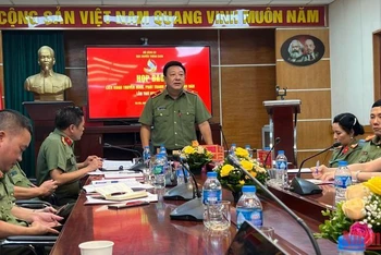 Thiếu tướng, Tiến sĩ Đỗ Triệu Phong, Cục trưởng Cục Truyền thông Công an Nhân dân, Trưởng Ban tổ chức Liên hoan trả lời các câu hỏi của phóng viên tại buổi họp báo.