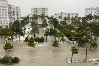 Ngập lụt trên đường phố ở Naples, bang Florida (Mỹ) do mưa lớn khi bão Ian đổ bộ, ngày 29/9/2022. (Nguồn: THX/TTXVN)