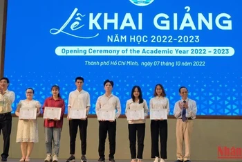 Khen thưởng các tập thể và cá nhân sinh viên đạt thành tích xuất sắc trong năm học 2021-2022 của Khoa Y.