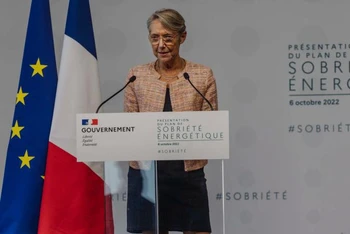 Thủ tướng Pháp Élisabeth Borne kỳ vọng kế hoạch này sẽ tạo ra "hiệu ứng tiết kiệm năng lượng lâu dài" trên toàn nước Pháp. (Ảnh: Le Monde)