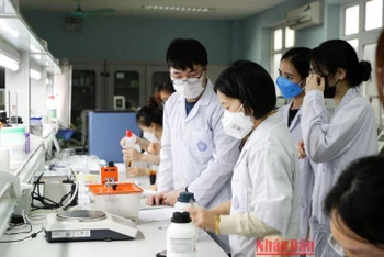 Hoạt động nghiên cứu, thí nghiệm tại Trường đại học Y Dược (Đại học Quốc gia Hà Nội).