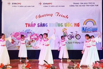 Các em nhỏ tại Trung tâm Bảo trợ và Công tác xã hội tỉnh Kon Tum biểu diễn văn nghệ tại chương trình.