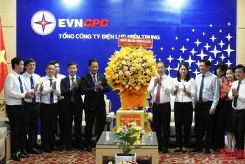 Đồng chí Nguyễn Văn Quảng tặng hoa chúc mừng Tổng Công ty Điện lực Miền Trung nhân ngày Doanh nhân Việt Nam.
