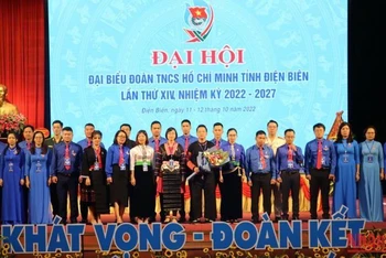 Các đồng chí Ban Chấp hành Đoàn TNCS Hồ Chí Minh tỉnh Điện Biên lần thứ XIV ra mắt tại đại hội. (Ảnh: LÊ LAN)