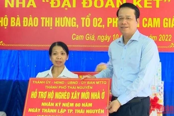 Lãnh đạo thành phố Thái Nguyên trao tiền hỗ trợ hộ nghèo xây nhà ở.