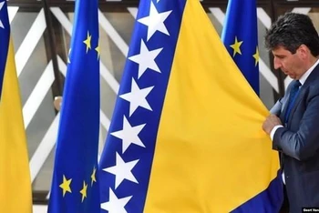 Quốc kỳ Bosnia được treo tại hội nghị thượng đỉnh của Liên minh châu Âu ở Brussels ngày 23/6/2022. (Ảnh: AP/TTXVN)